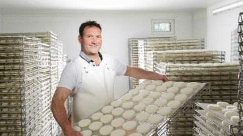 Après les premières étapes de production, la Tomme vaudoise mûrit 7 à 10 jours, développant son goût caractéristique et son fin duvet de moisissures.