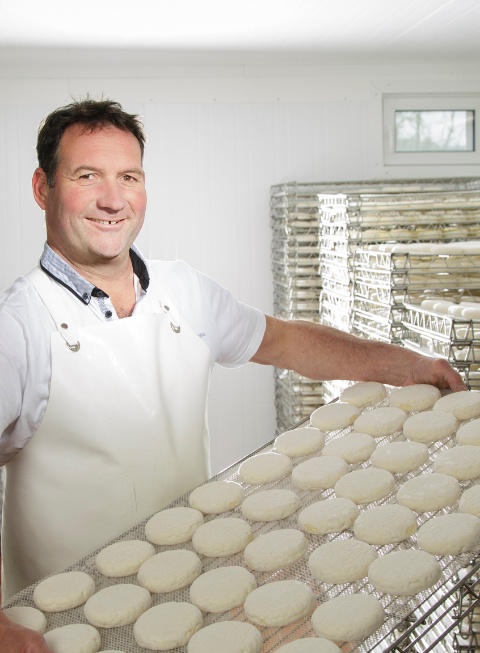 Après les premières étapes de production, la Tomme vaudoise mûrit 7 à 10 jours, développant son goût caractéristique et son fin duvet de moisissures.